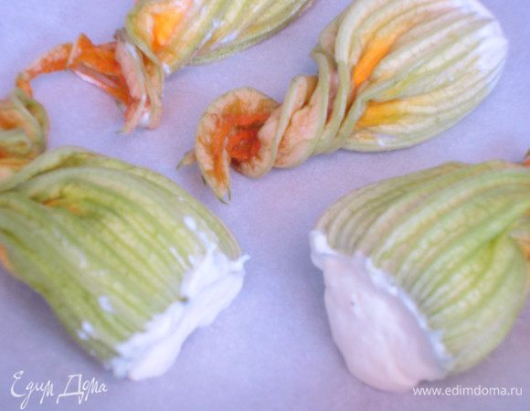 Цветки нафаршировать начинкой и выложить на противень с пергаментом. Запекать в разогретой до 180°С духовке 20 минут.

