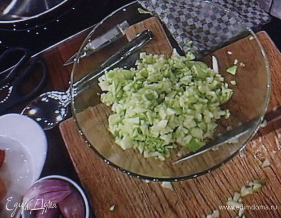 Яблоки помыть, очистить от кожуры, нарезать мелким кубиком.
