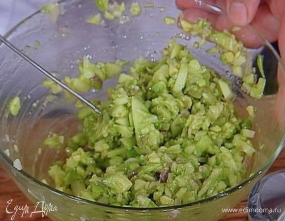 Авокадо так же очистить и мелко порубить. Смешать яблоко и авокадо в мисочке с соком 1/2 лайма. Выжать сок из оставшихся 1 1/2 лайма. Рыбу помыть, если надо разделать, чтобы получить филе, обсушить и поместить в холодильник.