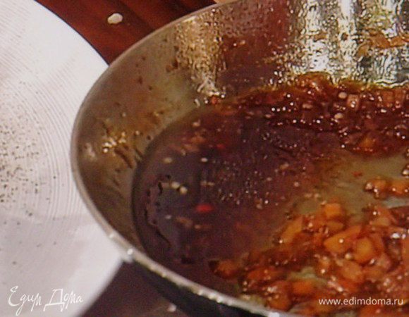 Мелко порубить шалот, зёрна кориандра измельчить в ступке. Помидоры ошпарить кипятком, ( предварительно сделав крестообразные надрезы), обдать ледяной водой  и снять с них шкурку. Помидоры нарезать мелким кубиком. Сахар поместить  на  сковороду и закарамелизировать до золотистого цвета, добавить шалот и кориандр, залить соком лайма. Посолить, поперчить и потомить 2 3 мин. Затем добавить помидоры. Всё прогреть и выключить огнь . Маринад готов.