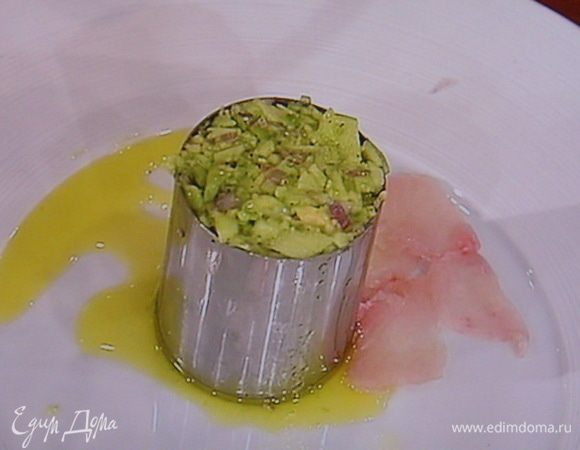 Татар заправить солью и перцем и выложить в формочки, если  таковых нет, то вполне подойдут кофейные чашечки. Рыбку нарезать тонкими пластинами и выложить порционно на тарелки.