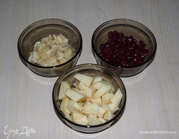 Вишню очищаем от косточек. Яблоко режем на небольшие квадратики. Банан измельчаем вилкой в пюре.