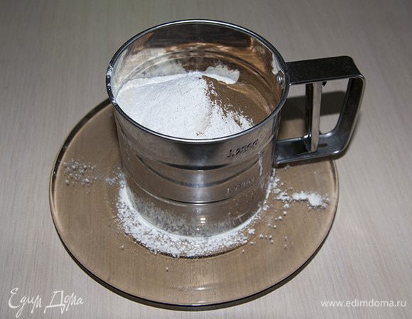 Смешиваем муку с разрыхлителем и корицей.