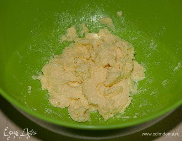 Масло мешаем с сахаром.
