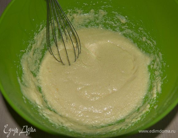 В масло с сахаром добавляем по одному яйцу. Перемешиваем.