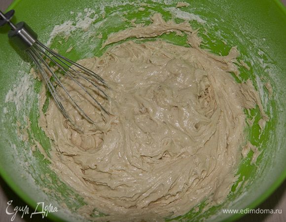 Добавляем молоко, измельченный банан и мучную смесь. Все тщательно перемешиваем.