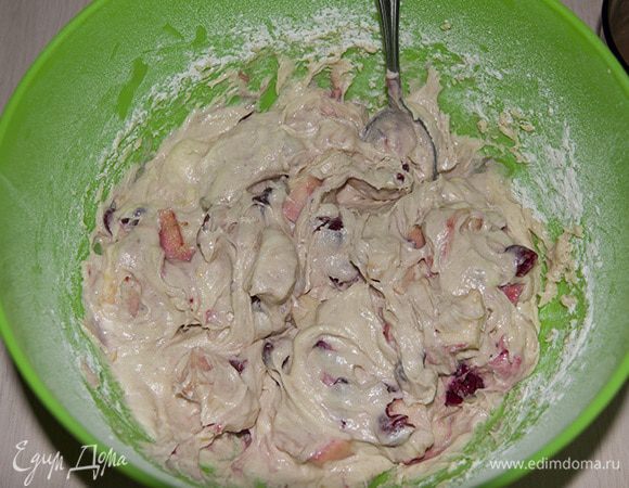 Аккуратной ложкой добавляем вишню и яблоко.