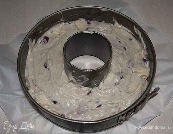 Форму выстилаем пергаментом, смазываем маслом. Выливаем получившееся тесто. Кекс ставим в разогретую до 180 градусов духовку и печем 40 минут (до сухой спички).