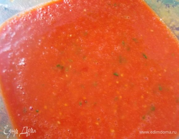 Готовые помидоры очистить от шкурки, добавить базилик, чеснок и специи. Пюрировать все блендером и протереть через сито...