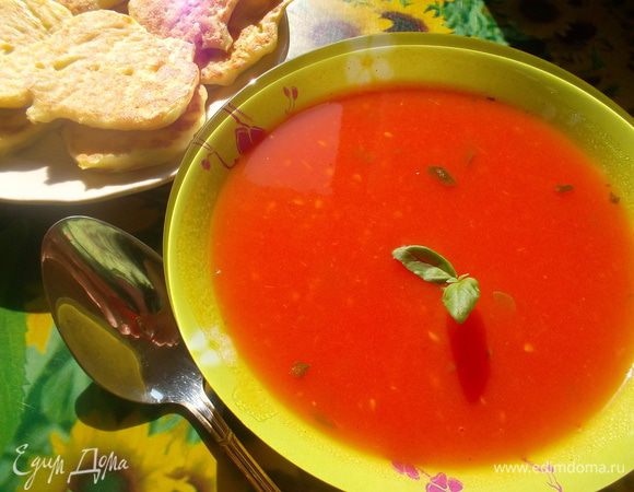 Добавить бульон, закипятить и разлить по тарелкам. Можно кушать в горячем виде, а можно охладить. Я подавала с кабачковыми оладушками)) Приятного аппетита:-))