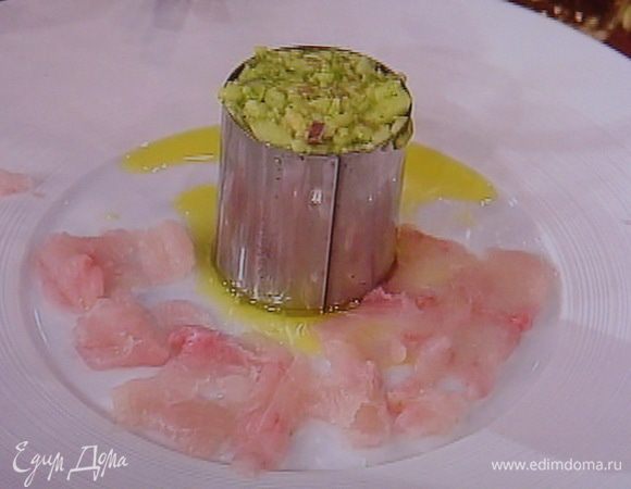 Форму с татаром поместить в центр тарелки.