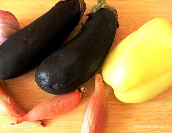 Набор овощей может варьироваться в зависимости от времени года... Это могут быть кабачки, грибы, кукуруза, помидоры и другие овощи... У меня сегодня баклажан, болгарский перец, чеснок и лук-шалот...  Овощи хорошо помыть и обсушить...