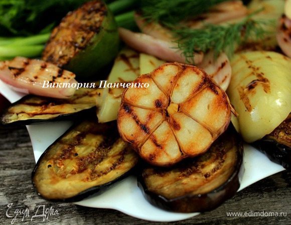 В идеале - овощи жарить на решетке-гриль над углями. Но если углей нет, то вполне можно воспользоваться сковородой-гриль. Смазать решетку (или сковороду) оливковым маслом и обжарить овощи с двух сторон до золотистого цвета. У меня не поднялась рука жарить помидоры, поэтому они сегодня на столе в свежем виде)))