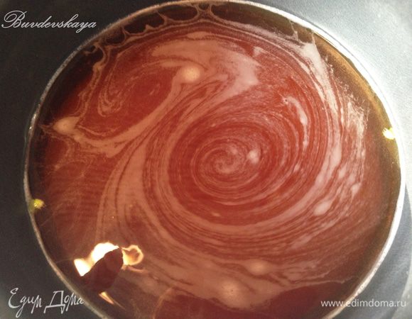 Приготовить сироп: насыпать сахарный песок в кастрюлю, залить водой . Нагреть на небольшом огне, постоянно помешивая до полного растворения сахара ( НЕ КИПЯТИТЬ! ). Снять с плиты, остудить.