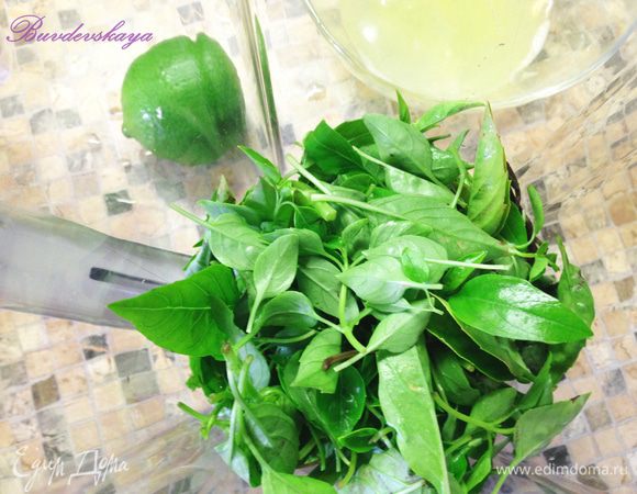 Выжать сок из 2 лимонов. Базилик вымыть, высушить и отделить листья. Взбить в блендере листья базилика с лимонным соком в течении 1 минуты.