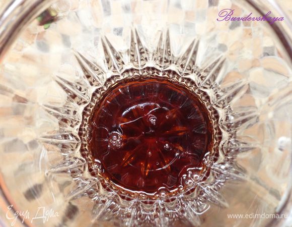 Налить сироп в большой стеклянный кувшин. Процедить базилик-лимон в кувшин.