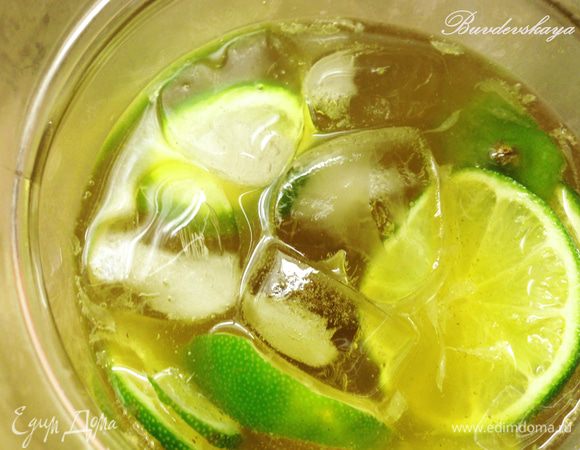 Лайм вымыть и нарезать кружочками добавить в кувшин. Залить минеральной водой. Тщательно перемешать. Добавить кубики льда. Разлить по бокалам и украсить дольками лайма и веточкой базилика. ENJOY !