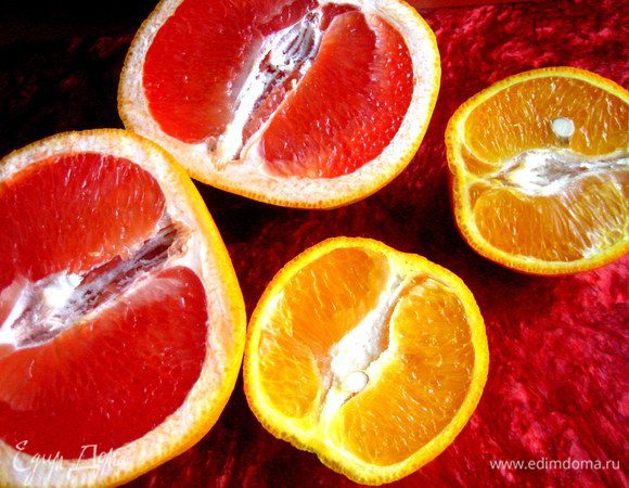 Разрезаем ровно пополам фрукты...