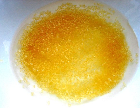 Желатин заливаем водой и оставляем набухать.