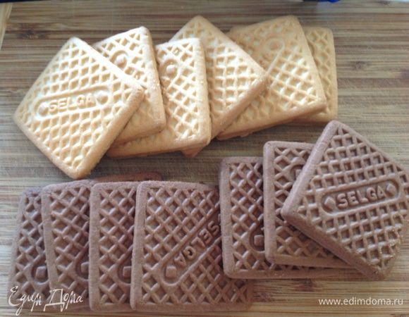 Промазываем каждый слой кремом.
Чередуя белые и шоколадные печенья.
Получается 4 слоя.
Ставим в холодильник на 2 -3 часа,а лучше на всю ночь!
