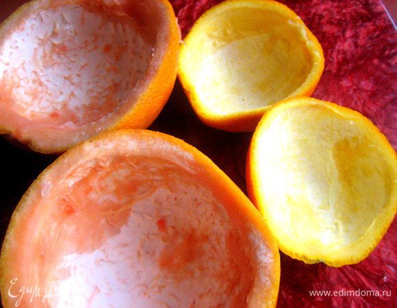 Из фруктов аккуратно вынимаем всю мякоть. Это и будут у нас "формочки" для желе!