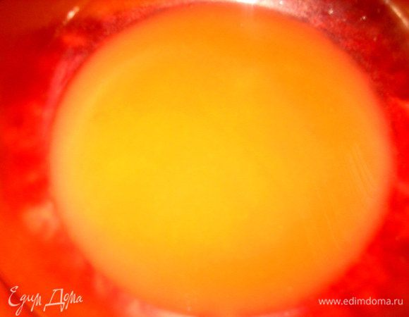 Выжимаем через сито сок из апельсиновой мякоти...