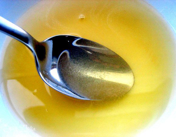 Распускаем желатин на водяной бане вместе с сахаром.