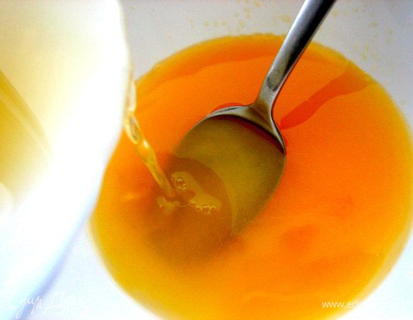 И вливаем ещё не остывший желатин в сок.