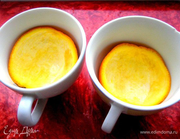 Для удобства поставим апельсиновые половинки в чашки...