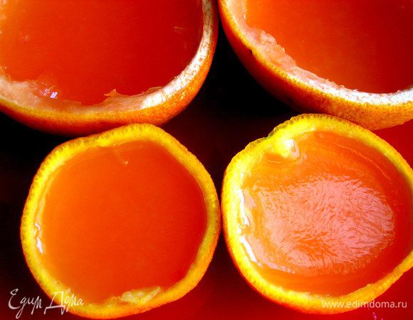 Отправляем на ночь в холодильник...Всего сока с водой получилось 320 мл и за ночь он немного пропитался в стенки корочек и осел,поэтому можно чуть больше заготовить жидкости и потом долить сверху для ровного слоя!