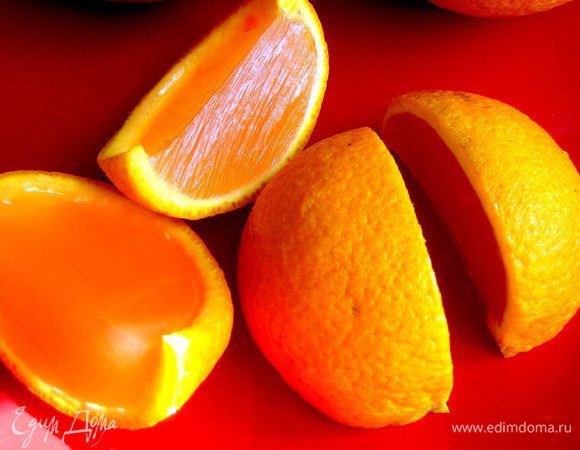 Переворачиваем вверх дном и разрезаем острым ножом апельсиновую заготовку пополам.