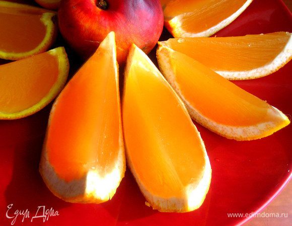 Выкладываем дольки на блюдо...