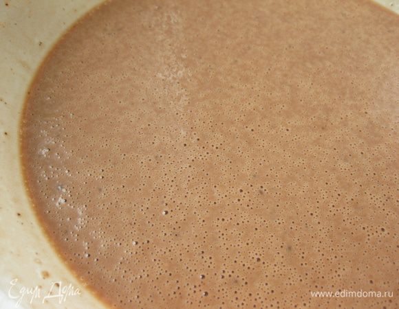 Из яйца, молока, муки, сахара и порошка какао приготовить блинное тесто. Оно должно получиться насыщенного коричневого цвета. Дать тесту постоять 15-20 минут.