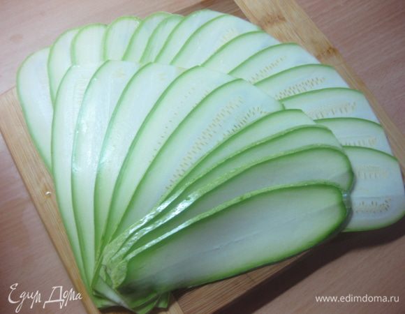 Кабачок вымыть и обрезать с двух сторон. Нарезать тонкими слайсами (я нарезала на овощерезке Бернер, насадка "тонкая").