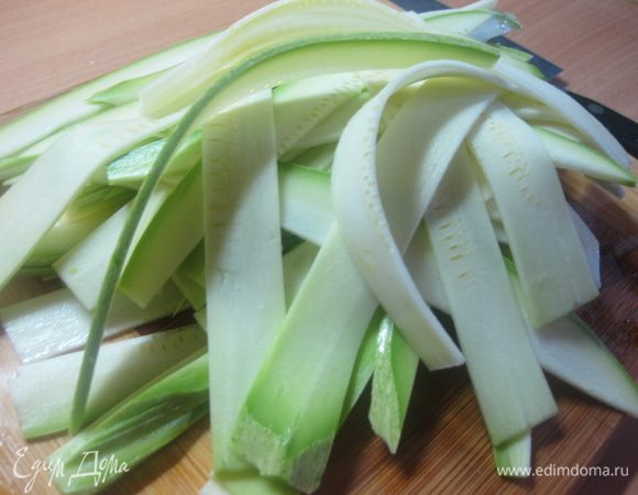 Затем слайсы нарезать полосками около 1 см. Получатся вот такие "ленточки".
