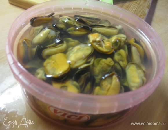 Мидии в рассоле откинуть на сито, чтобы стекла лишняя влага.