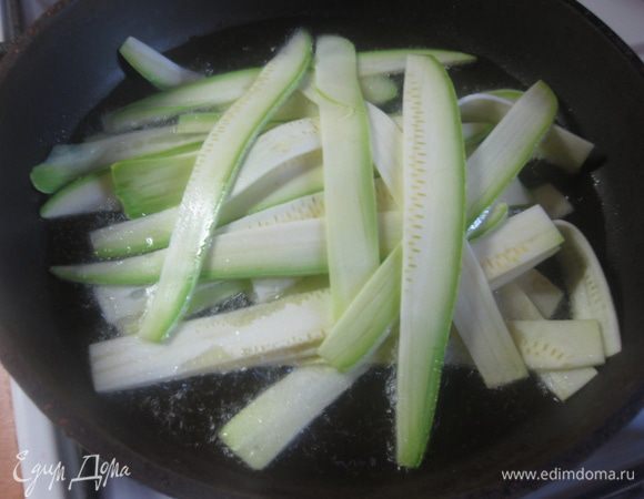 Кабачковые "ленточки" обжарить на разогретой сковороде с небольшим количеством растительного масла. Обжаривать буквально несколько минут, чтобы "ленточки" не расползлись. Как только начинает появляться карамельный запах кабачков, снимайте сковороду с огня.