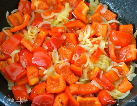 Как только лук посветлеет, добавим нарезанный перец. Продолжать обжаривать, пока овощи не станут мягкими. Если овощи станут слишком сухими, добавить совсем чуть-чуть Кока-колы. Посолить и поперчить по вкусу. Готовые овощи взбить до состояния однородного пюре с помощью погружного блендера, или в миксере. Отставить в сторону. 