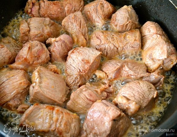 На сковороду, где обжаривались овощи, выложить кусочки мяса. При необходимости добавить немного масла. Обжарить мясо на сильном огне до образования золотистой корочки.  