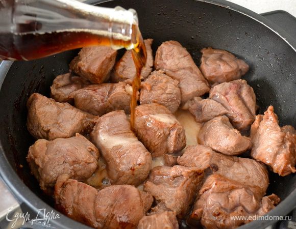 Как только мясо поджарится, посолить, и залить Кока-колой... 