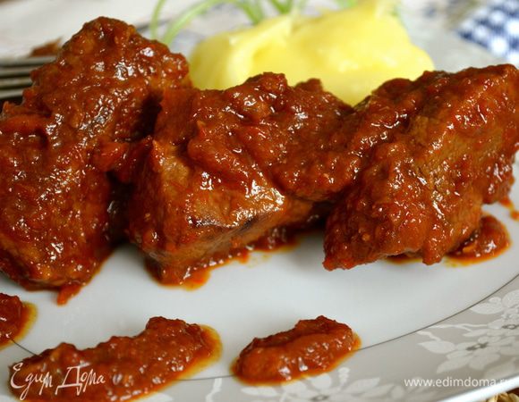 Мясо получается нежное и мягкое. Да и соус из лука и красного перца очень хорош! Подавайте блюдо со своим любимым гарниром. И приятного аппетита!  