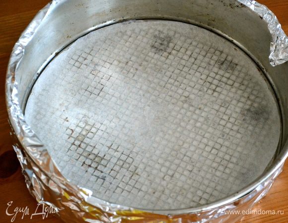 Духовку разогреть до 180 С. Подготовить разъемную форму. Я уже писала подробнее, как я решила у себя проблему треснувшей поверхности у чизкейков в другом рецепте, лимонного чизкейка... http://www.edimdoma.ru/retsepty/52376-limonnyy-chizkeyk-s-merengoy В общем, форму оборачиваем фольгой.