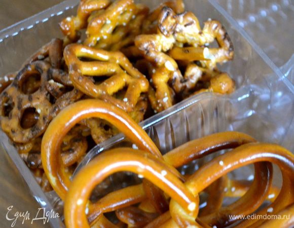 Для основания данного чизкейка берем соленое печенье, типа Pretzel. 