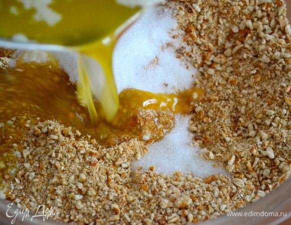 Измельчить печенье в крошку (можно не очень мелкую) и добавить сахар и растопленное масло. Перемешать до состояния мокрой крошки.