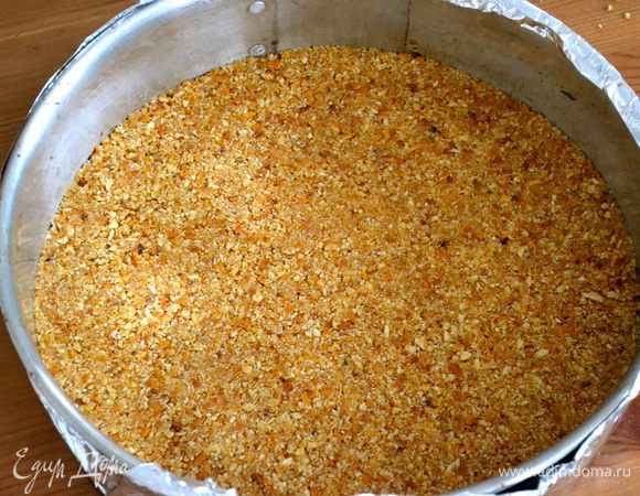 Выложить полученную крошку в форму и разровнять по дну формы. Бортики не выкладываем. Поставить  в разогретую до 180 С духовку на 10 минут.