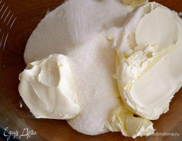 Тем временем готовим кремовую начинку. Кремовый сыр комнатной температуры смешать с сахаром.