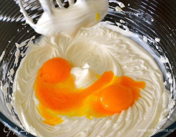 Добавить желтки и как следует перемешать.