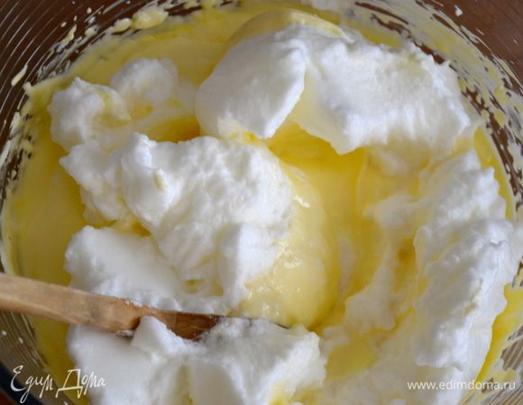 Отдельно взбить белки до мягких пиков и добавить в крем.