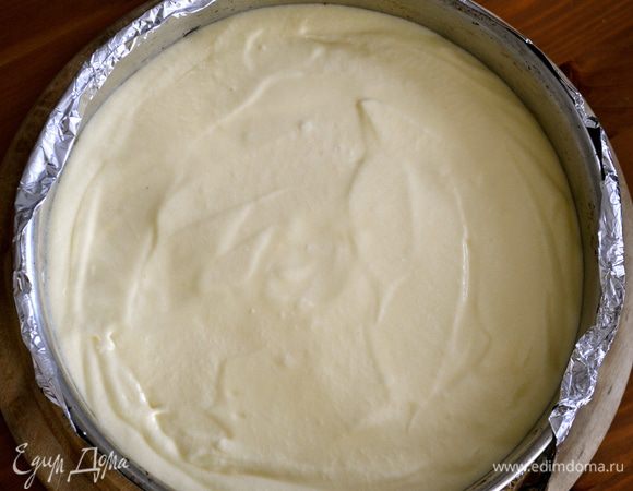 Температуру в духовке сократить до 160 С и поставить выпекаться чизкейк на 30-35 минут. 