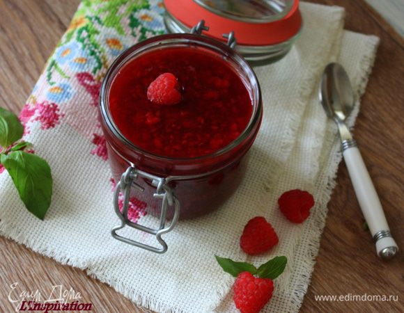 Для начала сварим наш "компот".Компотом во Франции называют десертный напиток из фруктов или ягод, либо отвар фруктов в сиропе, а также смесь сухофруктов или сушеных ягод и фруктов, либо фруктовые или ягодные консервы. Вы можете сварить его из любых ягод,которые Вы любите в соотношении 400 г ягод 200 г сахара,добавив сок 1 лимона. Я пошла другим путем. Решила дать этому торту пикантности,и сотворила этот конфитюр. Желатин замочили на 10 мнут в холодной воде. Малину перебираем,засыпаем сахаром и листьями базилика и и заливаем красным вином, доводим до кипения. Варим 5 минут и чуть остужаем,убираем листья базилика. Желатин распускаем  воде,на плите или в СВЧ,процеживаем и вводим в ягодную смесь. Можно использовать пектин или желирующий сахар, у кого есть.